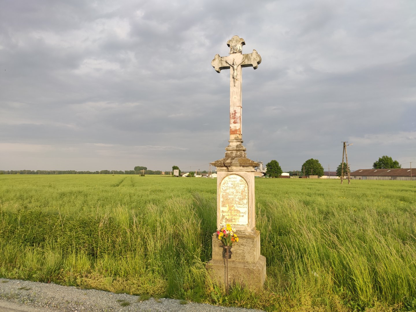 Krzyż na rozstaju dróg